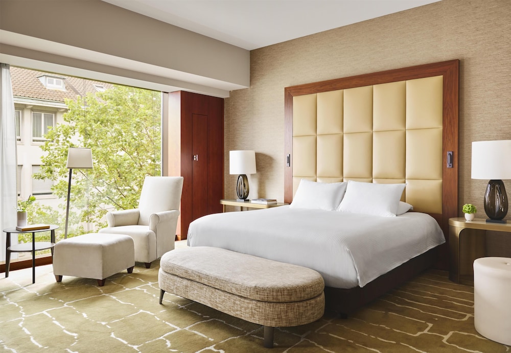 Ambassador, Suite, King Bed