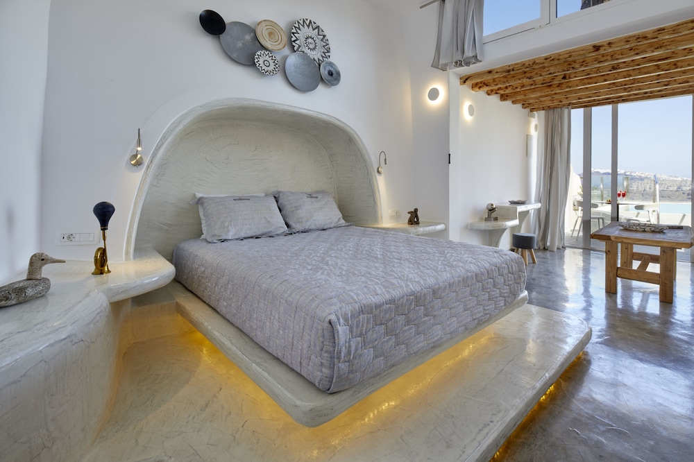 Cave, Suite, Double Bed, Caldera View, Outdoor Pool