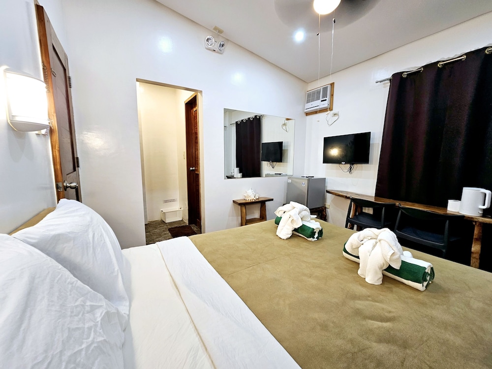 Superior, Queen Bed, Hill View
