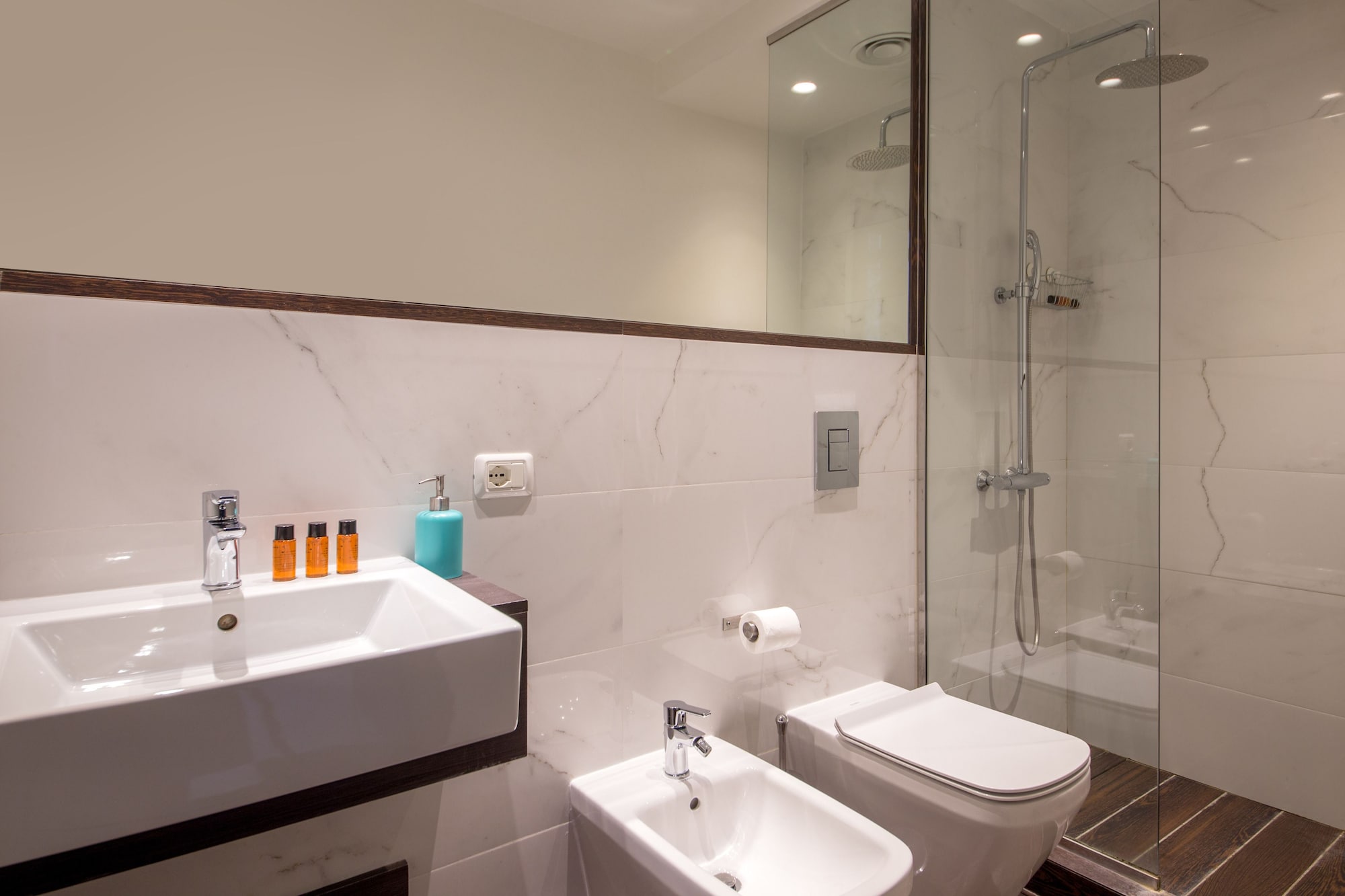 غرفة ثلاثية بسرير مزدوج وسرير فردي بشرفة، corso grand suite 6/8