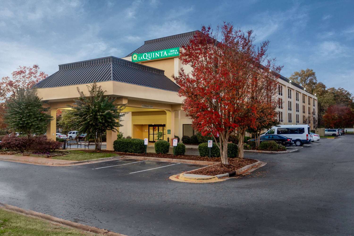 Spark by Hilton Charlotte Airport North 33/37