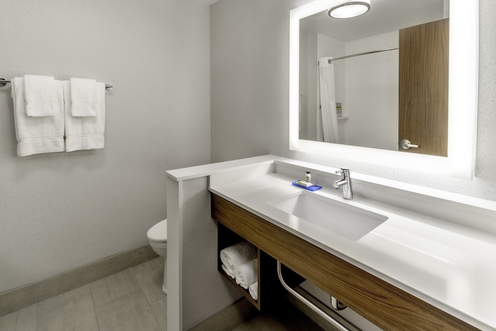 Holiday Inn Express & Suites Milwaukee - West Allis 14/61