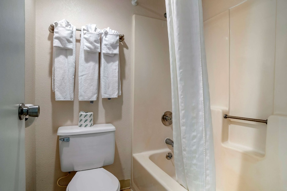 Econo Lodge Inn and Suites Resort Rehoboth Beach 11/42