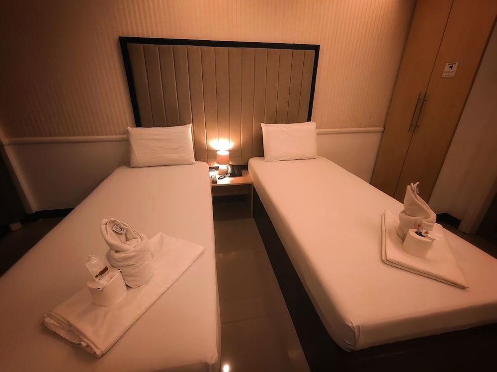 S&M Hotel 21/38