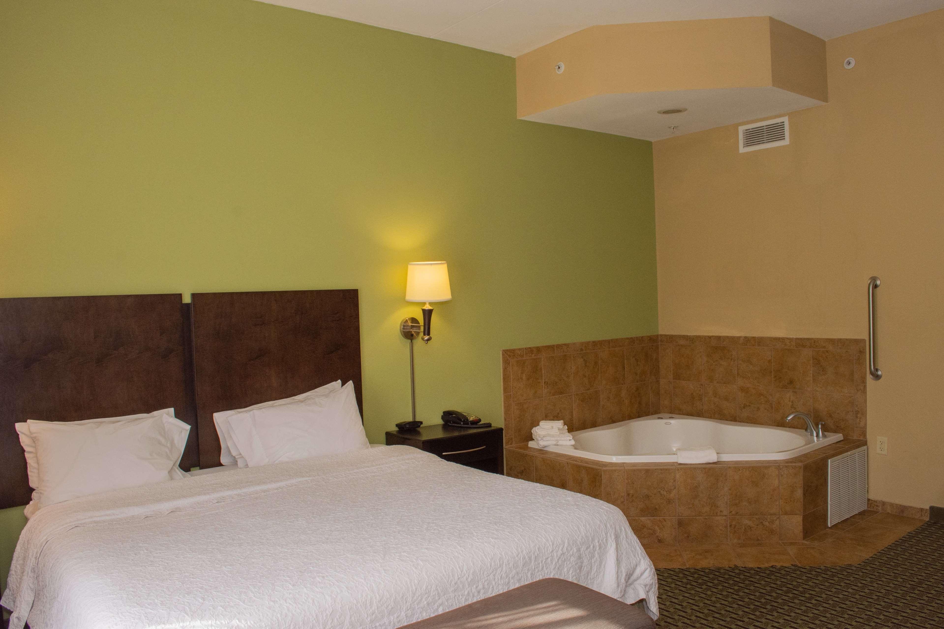 جناح بسرير كينج بحوض جاكوزي، Hampton Inn Dandridge, TN 3/6