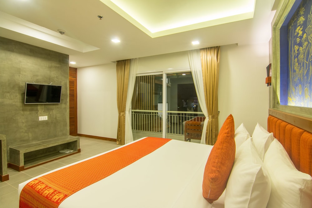 DELUXE, KING BED, BALCONY