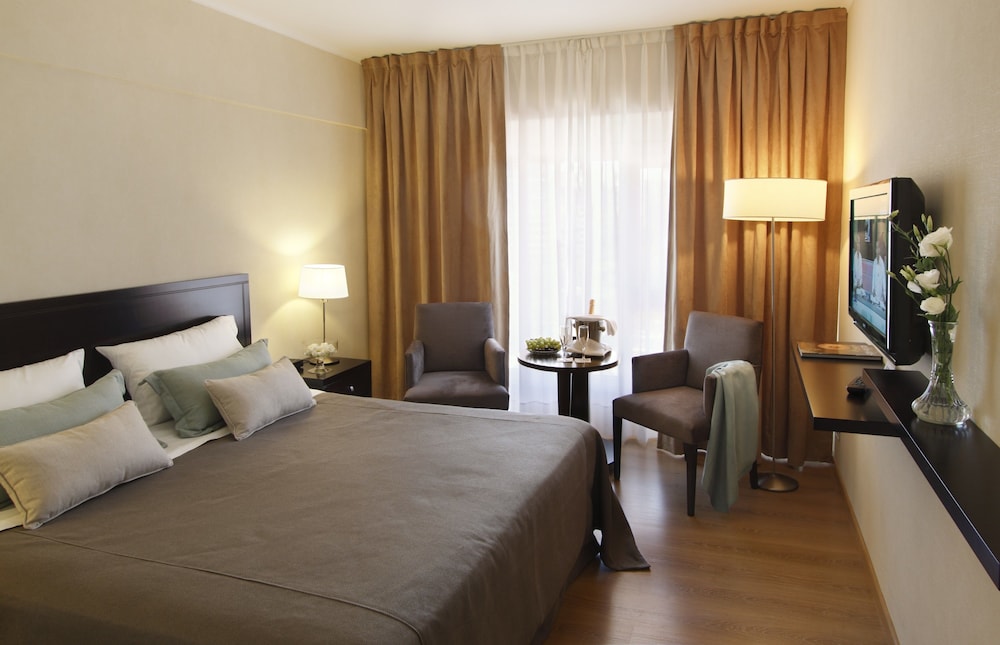 2 BEDROOMS, SUITE
