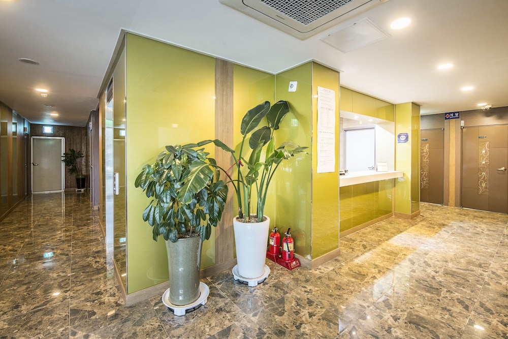 Champion Hotel 2/43