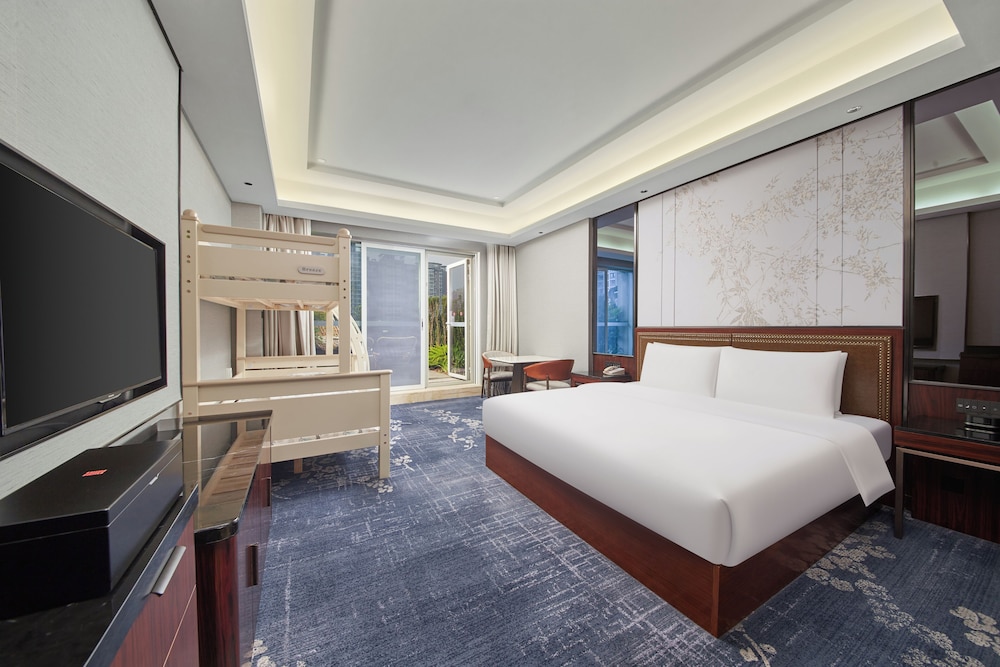 Standard, Multiple Beds, Living Area، HUALUXE Leshan by IHG 2/4
