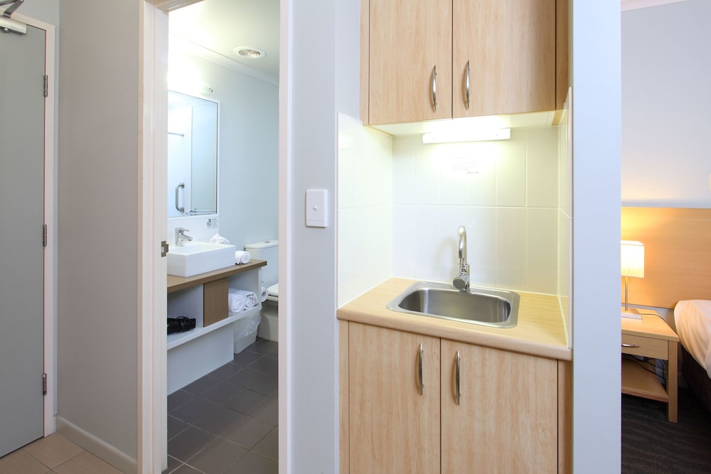 STUDIO, KING BED, PATIO, GROUND FLOOR