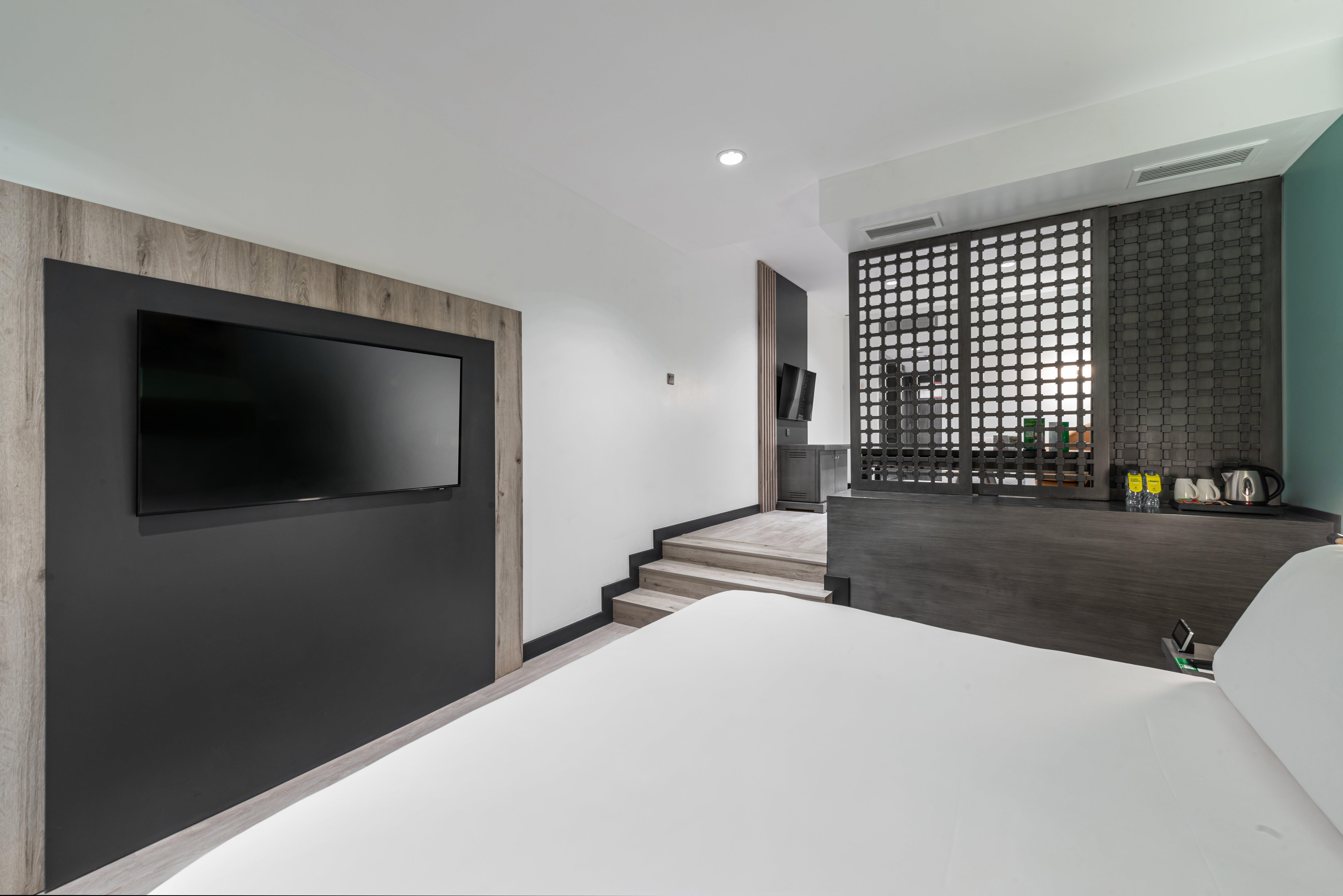 1 BEDROOM, SUITE, KING BED, SMOKING