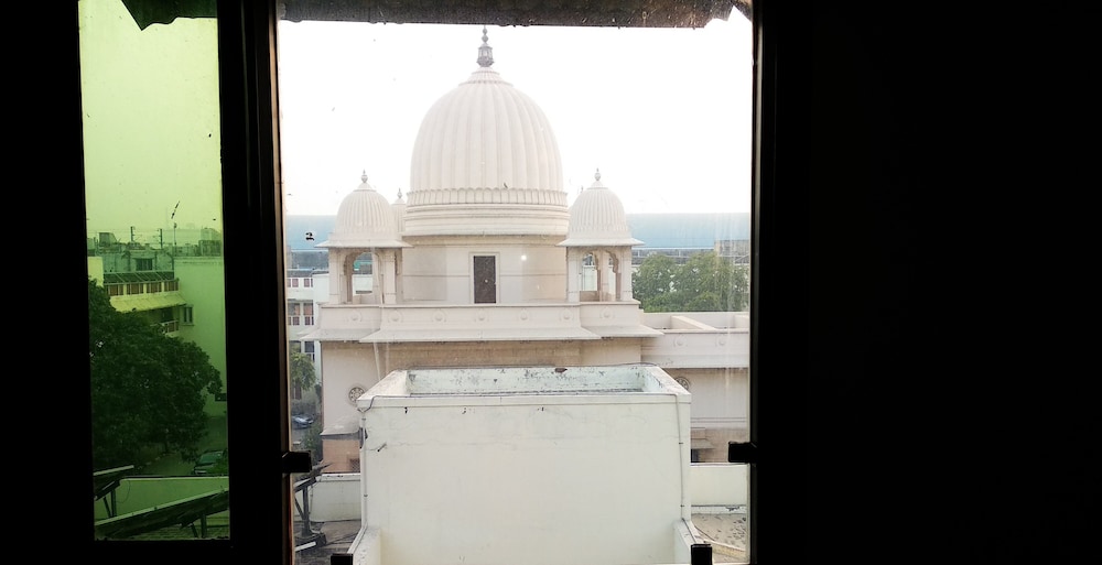 Metropolis Guest House 35/50