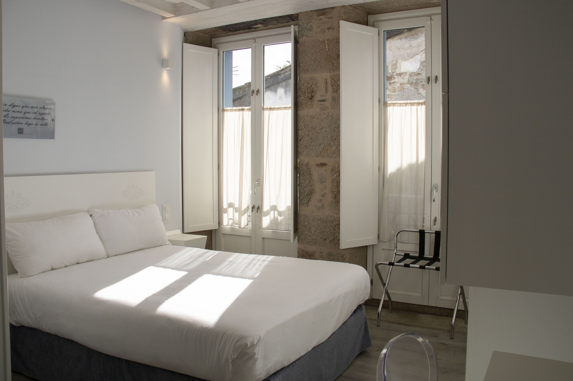 ROOM, DOUBLE OR TWIN BED