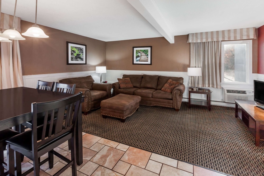 Travelodge by Wyndham Traverse City MI 23/27