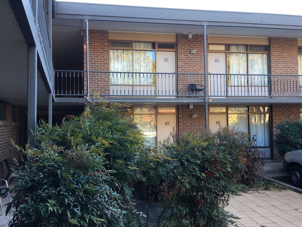 RED CEDARS MOTEL CANBERRA 3/42