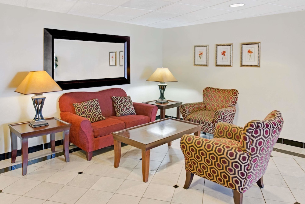 Days Inn & Suites by Wyndham Laurel Near Fort Meade 21/37