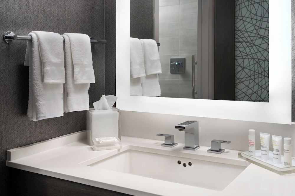 غرفة بسرير كينج بشرفة لذوي الإعاقة، Warner Center Marriott Woodland Hills 4/6