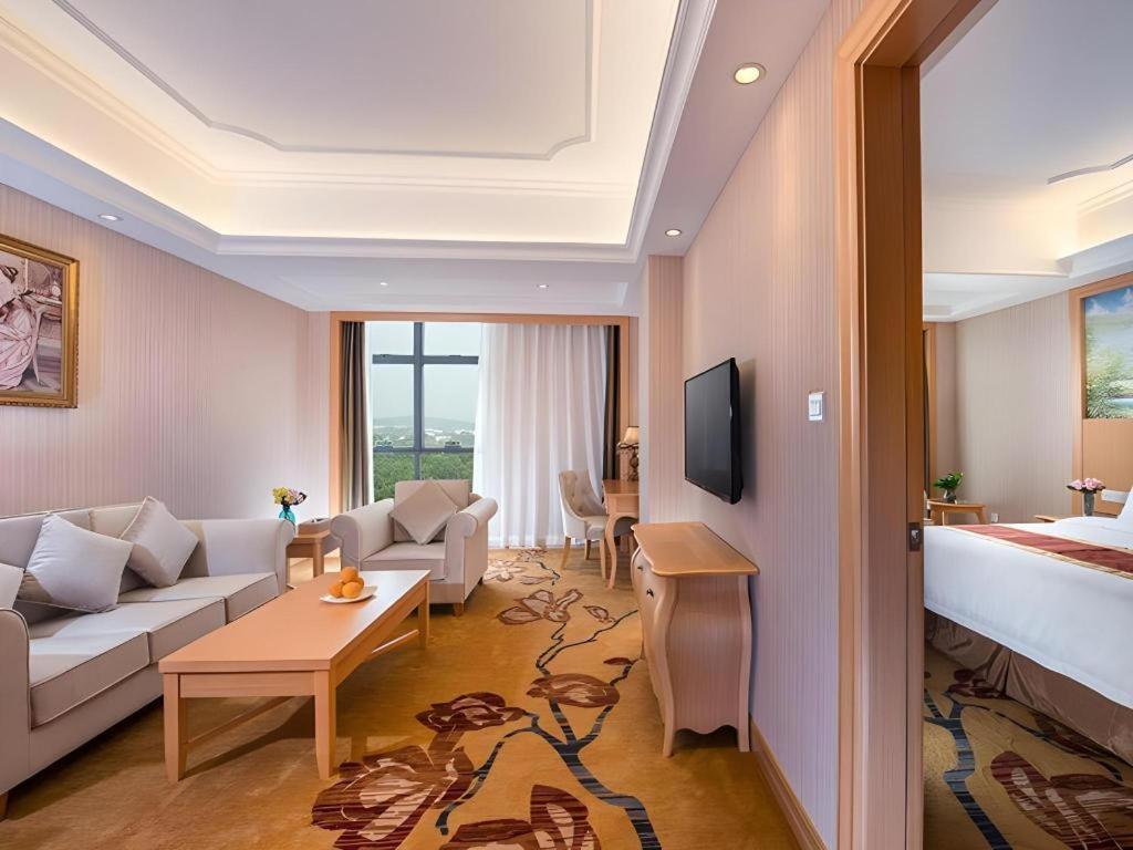 Vienna Hotel (Shenzhen Pingdi Huancheng South Road) 23/49