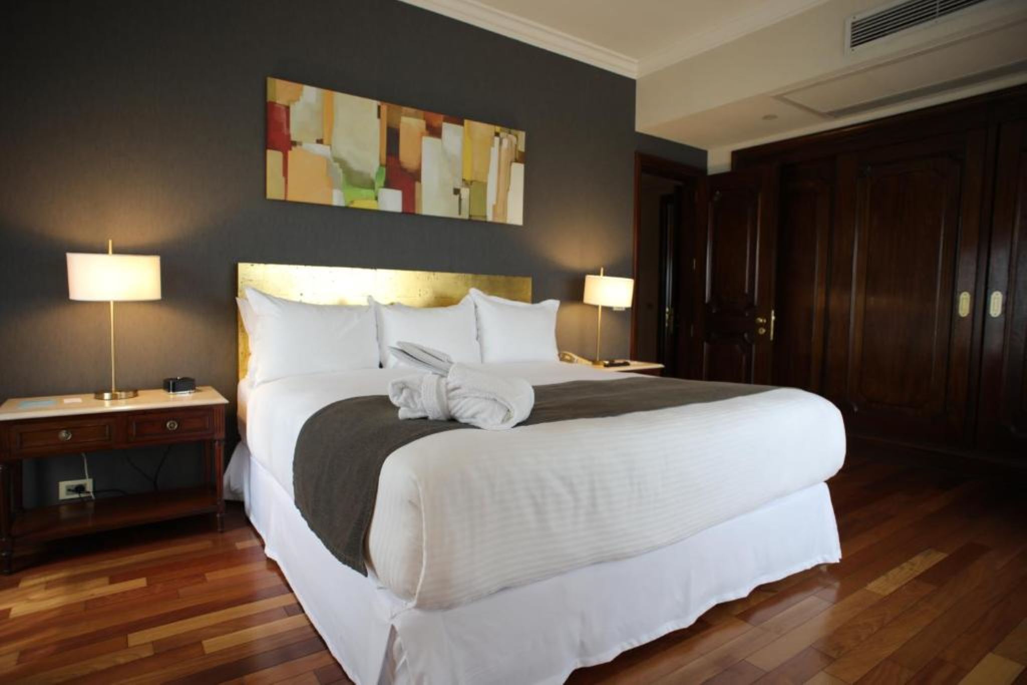 SUITE, KING BED