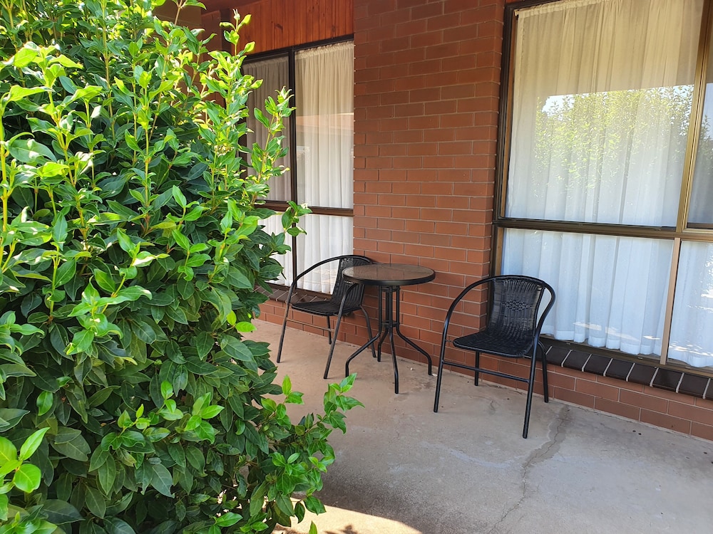 Golden Grain Motor Inn 3/54