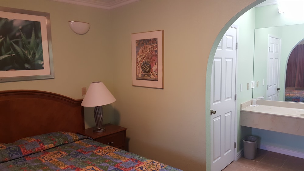 غرفة ديلوكس بسرير كوين، Flamingo Inn Long Beach 4/4