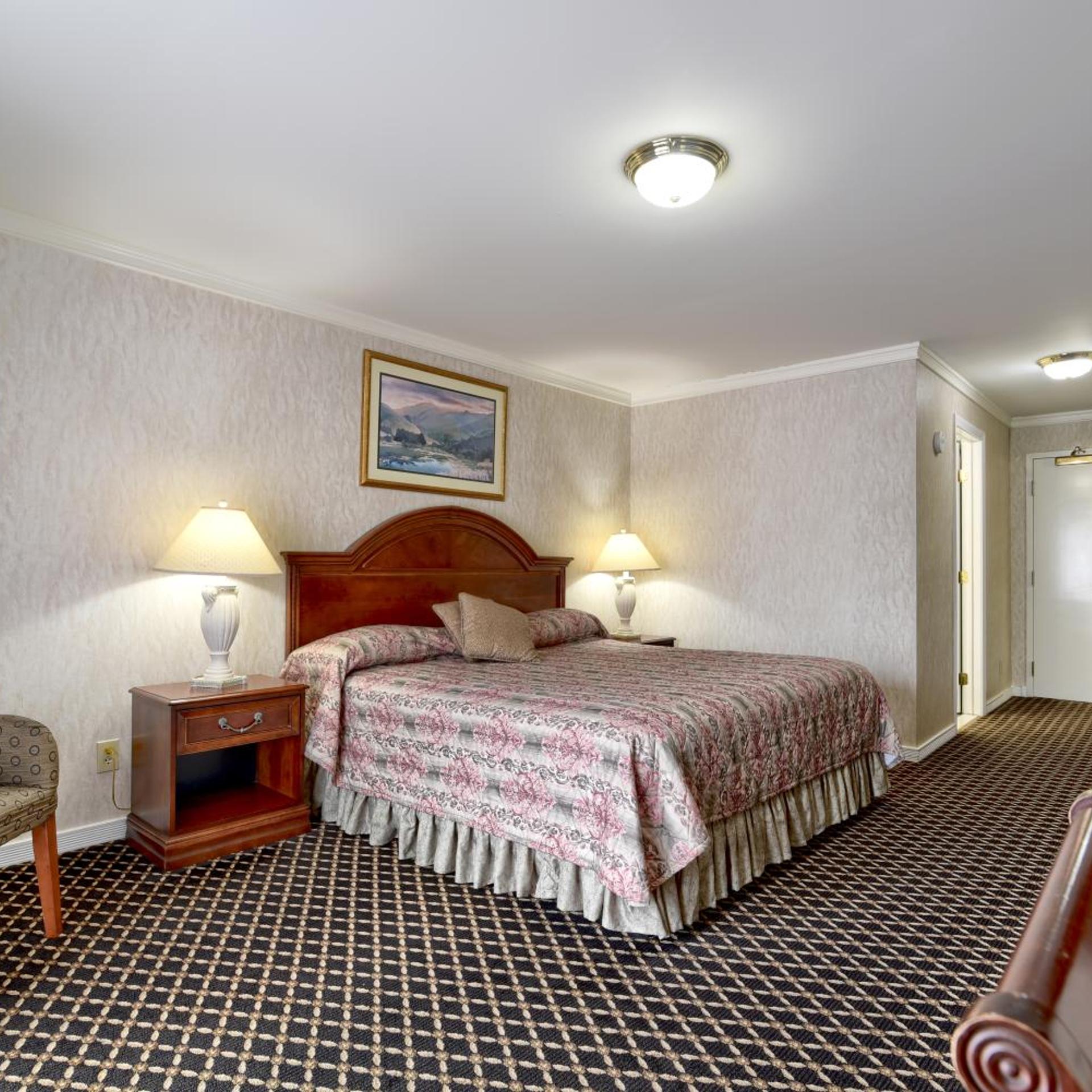 غرفة ديلوكس بسرير كينج بشرفة، Roosevelt Inn And Suites 4/6