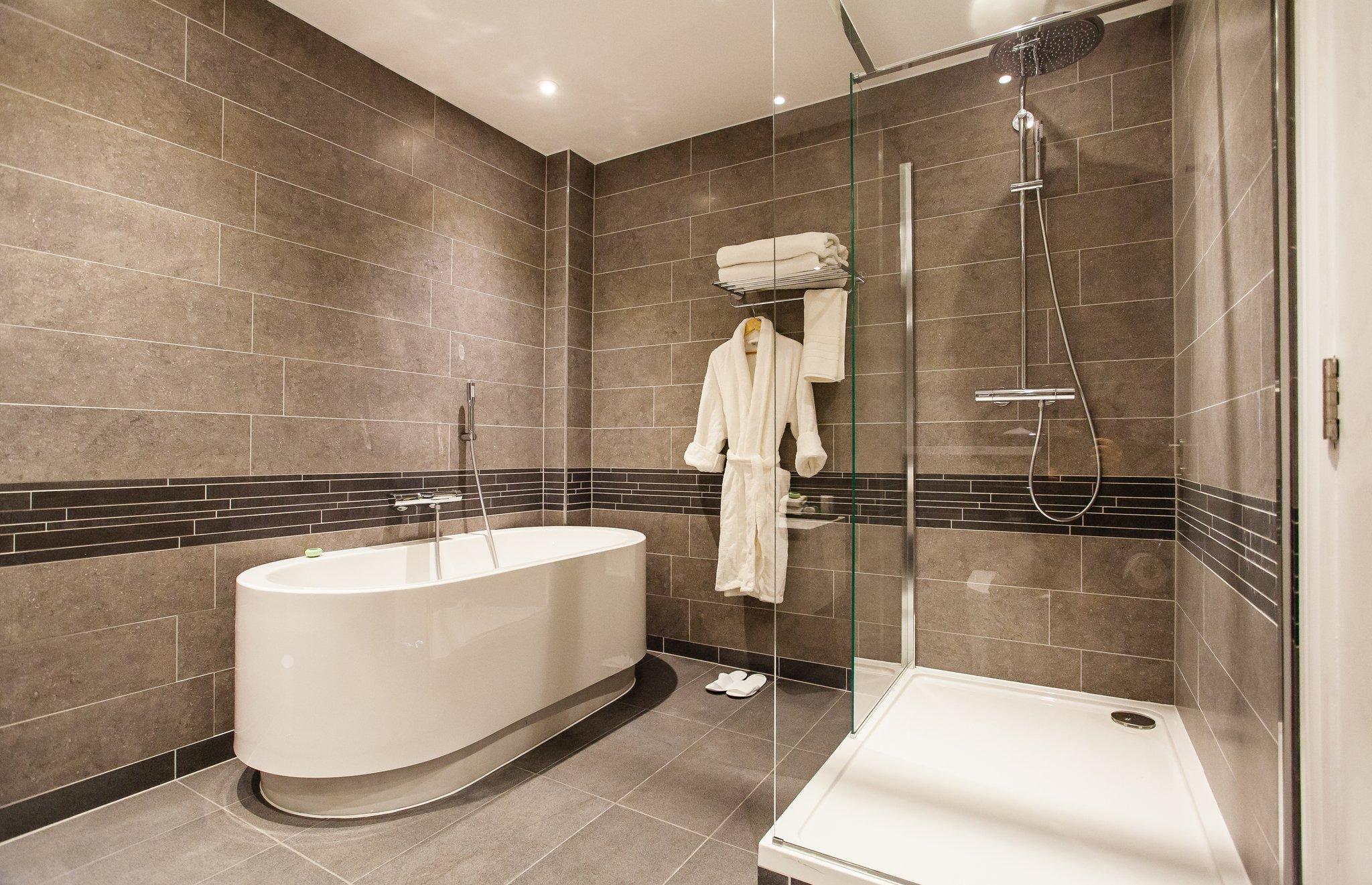 Junior Suite, Queen Bed, Lounge Access, Crowne Plaza Leeds Hotel 5/6