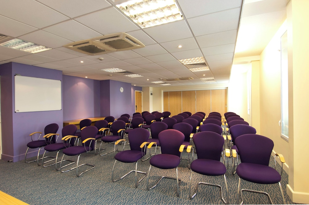 Premier Inn London Heathrow Airport T2 And T3 Bath Road 43/58