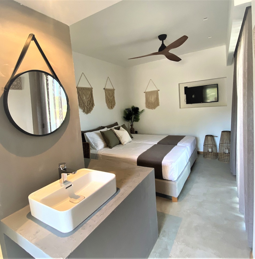 Helios Beach Hotel & Bungalows 47/48