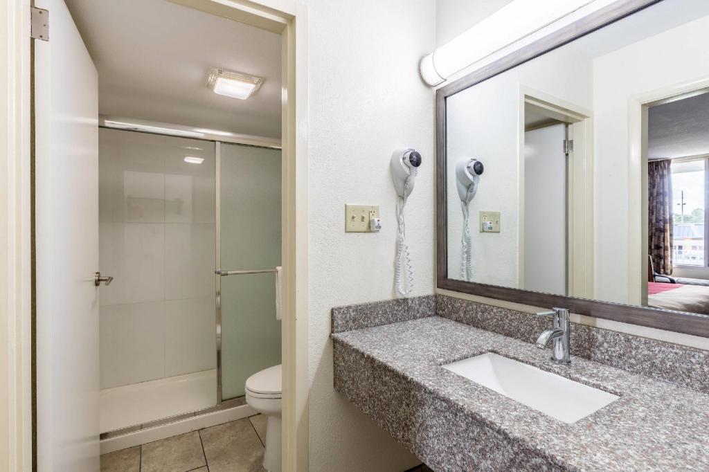 غرفة بسريرين مزدوجين لذوي الإعاقة، Econo Lodge Thomasville 6/6