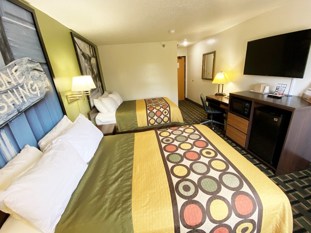 Super 8 by Wyndham Newport News/Jefferson Ave. 7/36