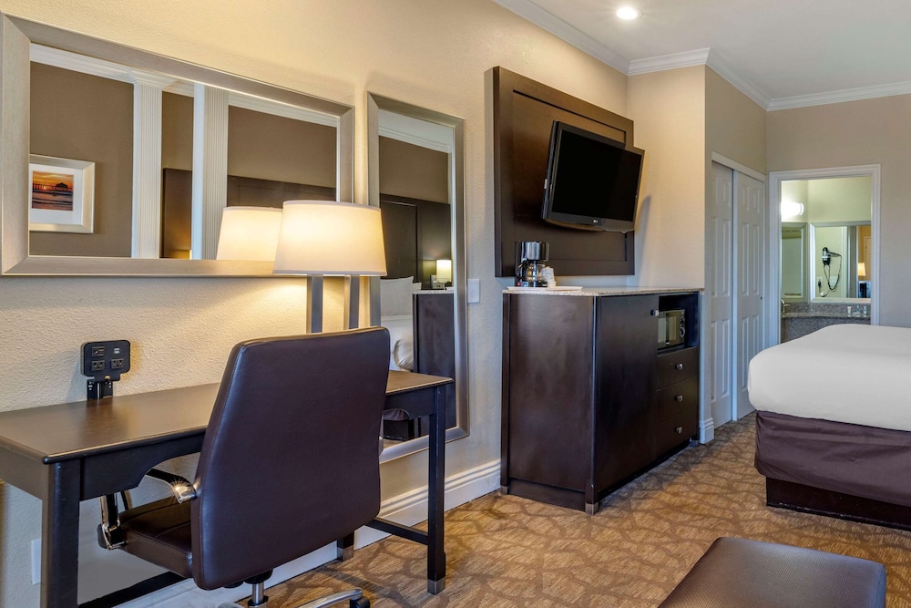 Comfort Inn & Suites Huntington Beach 11/43