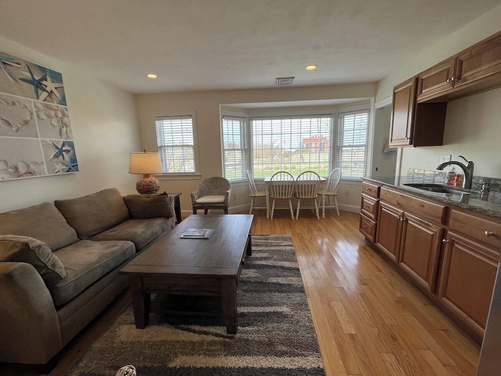 Beach Breeze Inn 24/50