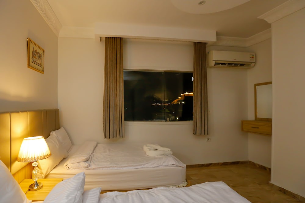 Three Giza Pyramids Inn 37/65
