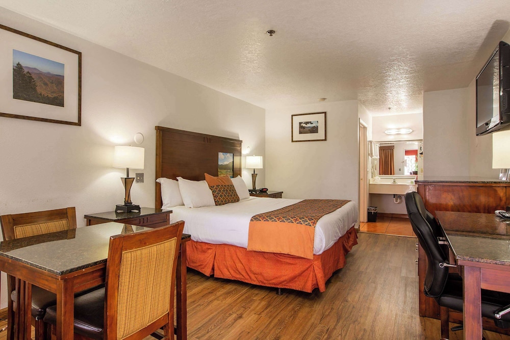 ROOM, KING BED