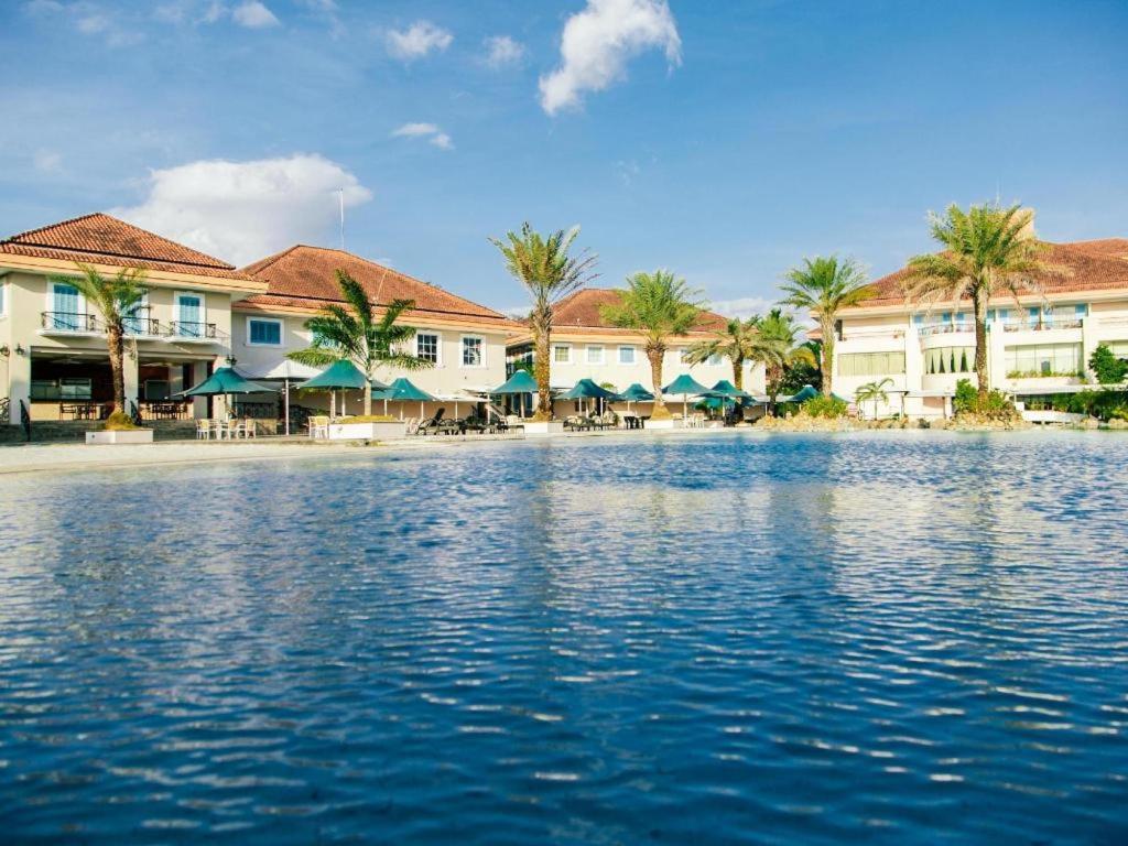 Subic Bay Yacht Club 37/49