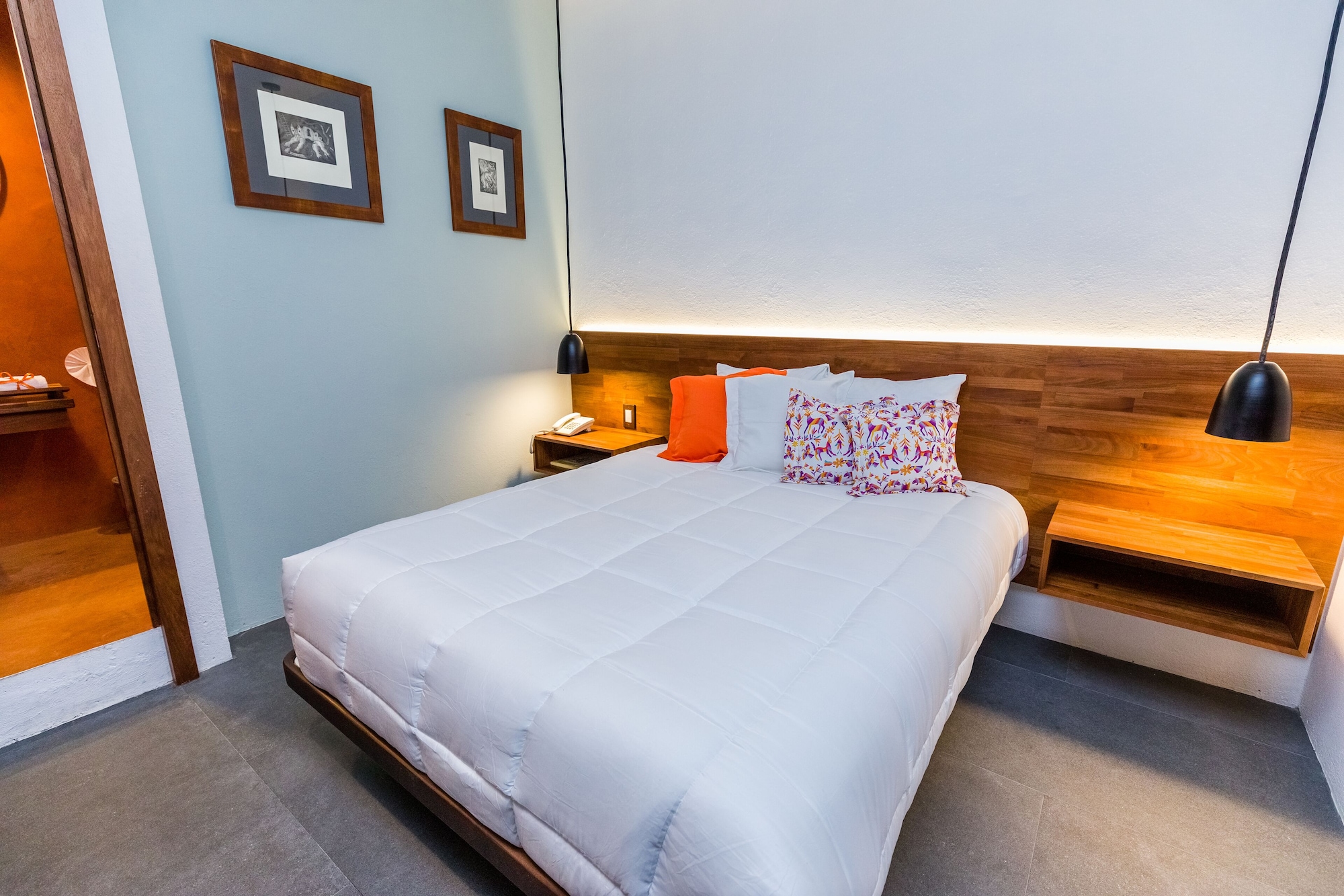 STANDARD, QUEEN BED