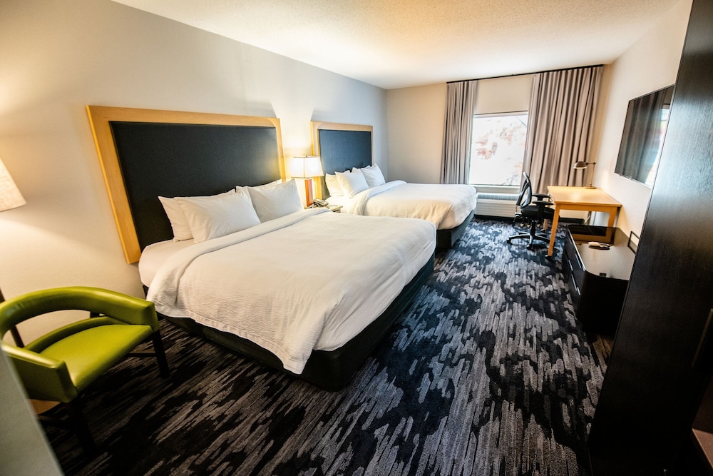 Room, Multiple Beds, Accessible، Fairfield Inn and Suites by Marriott Washington Casino Area 2/3