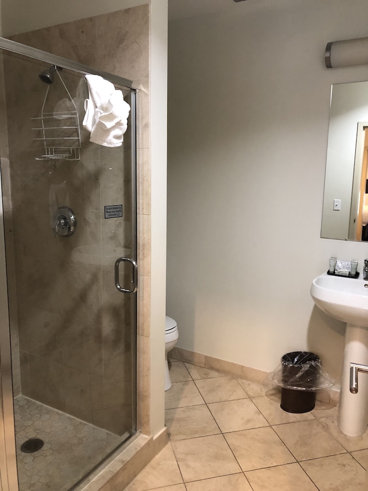 Grand Eastonian Suites Hotel 40/79