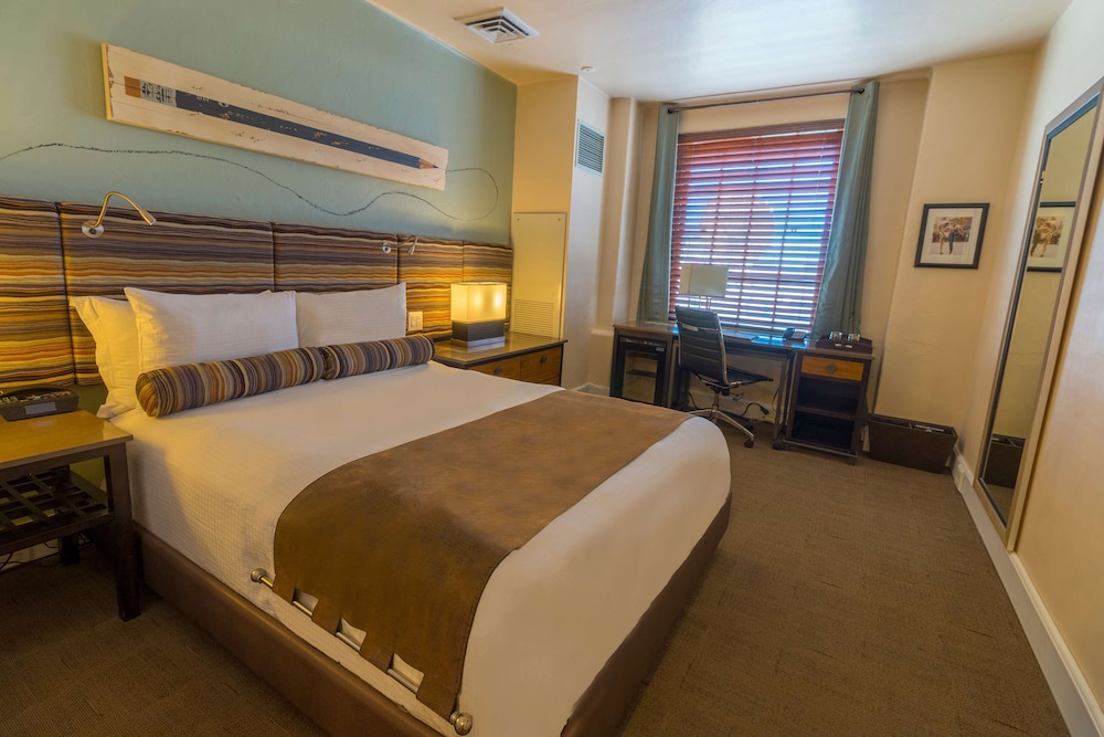 ROOM, QUEEN BED