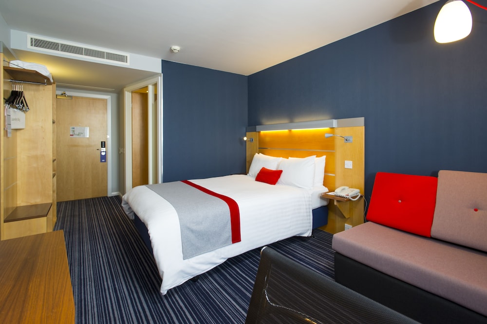 Holiday Inn Express London Epsom Downs 24/69