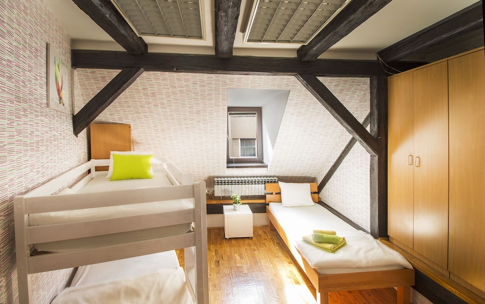 ROOM, TRIPLE, SHARED BATHROOM