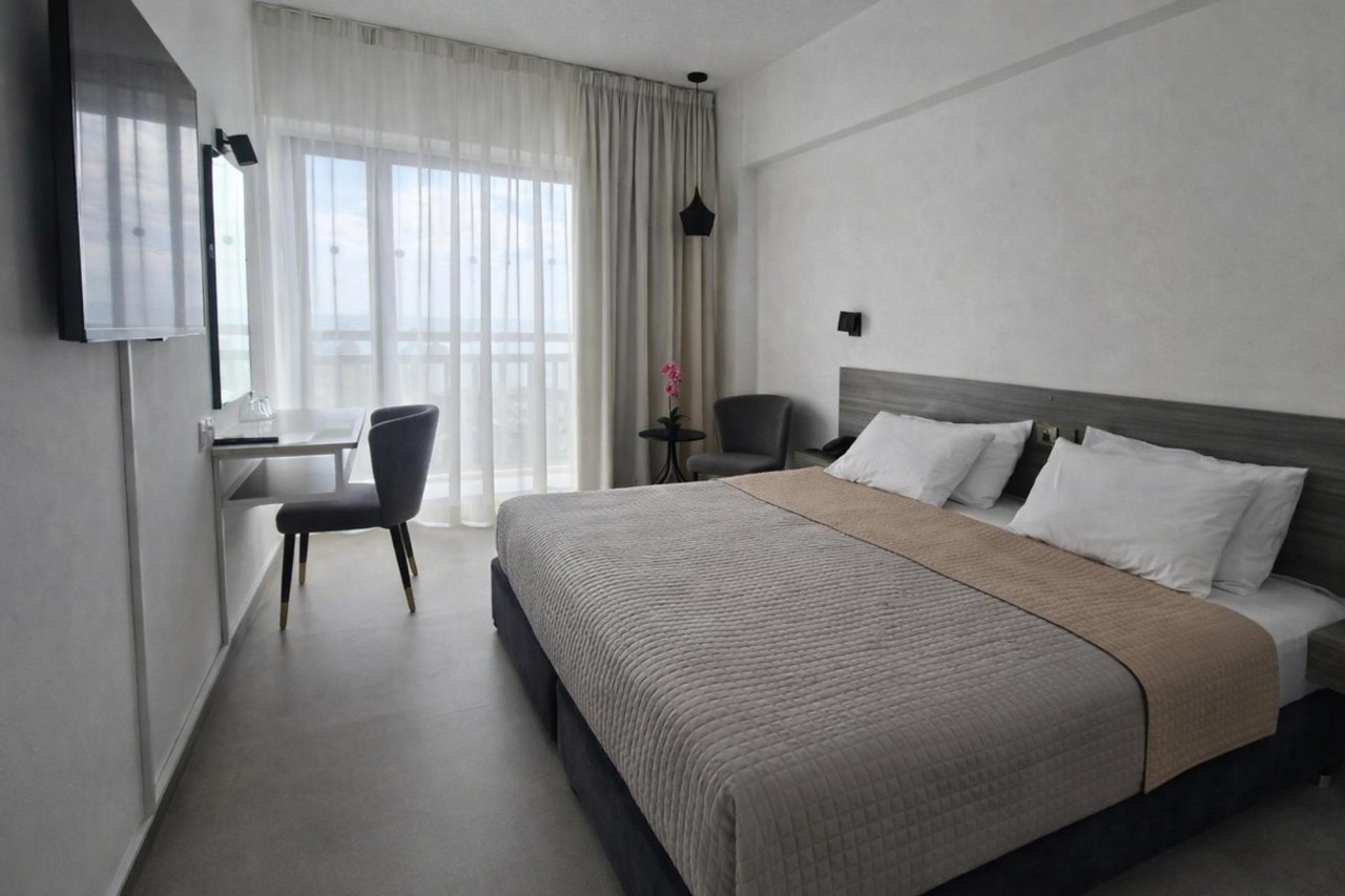 Navarria Hotel 10/50