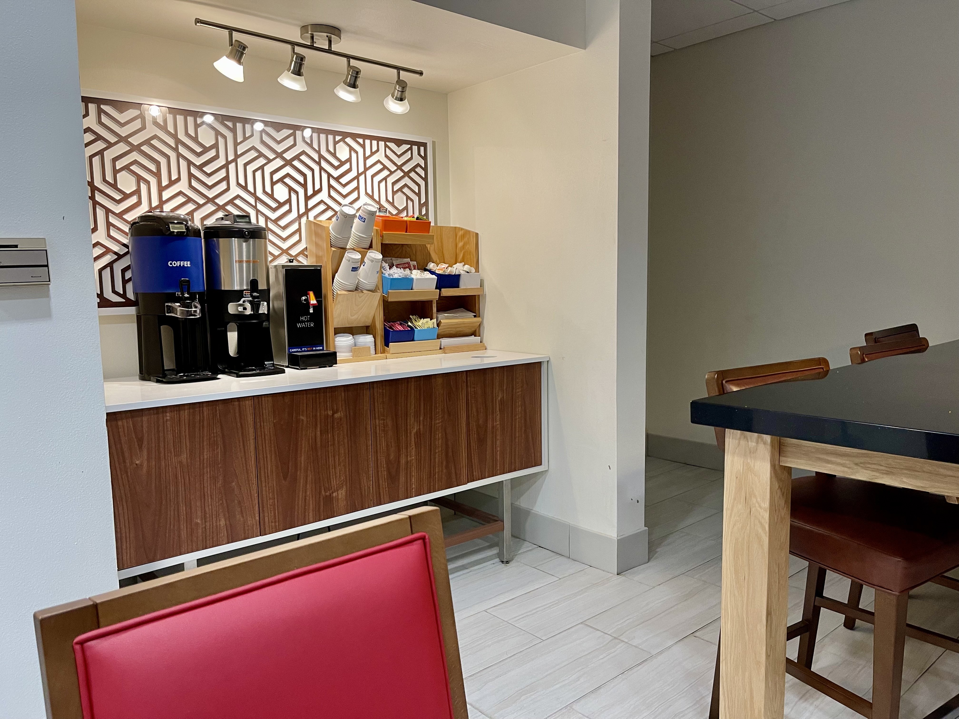 Holiday Inn Express & Suites Sulphur (Lake Charles) 40/50