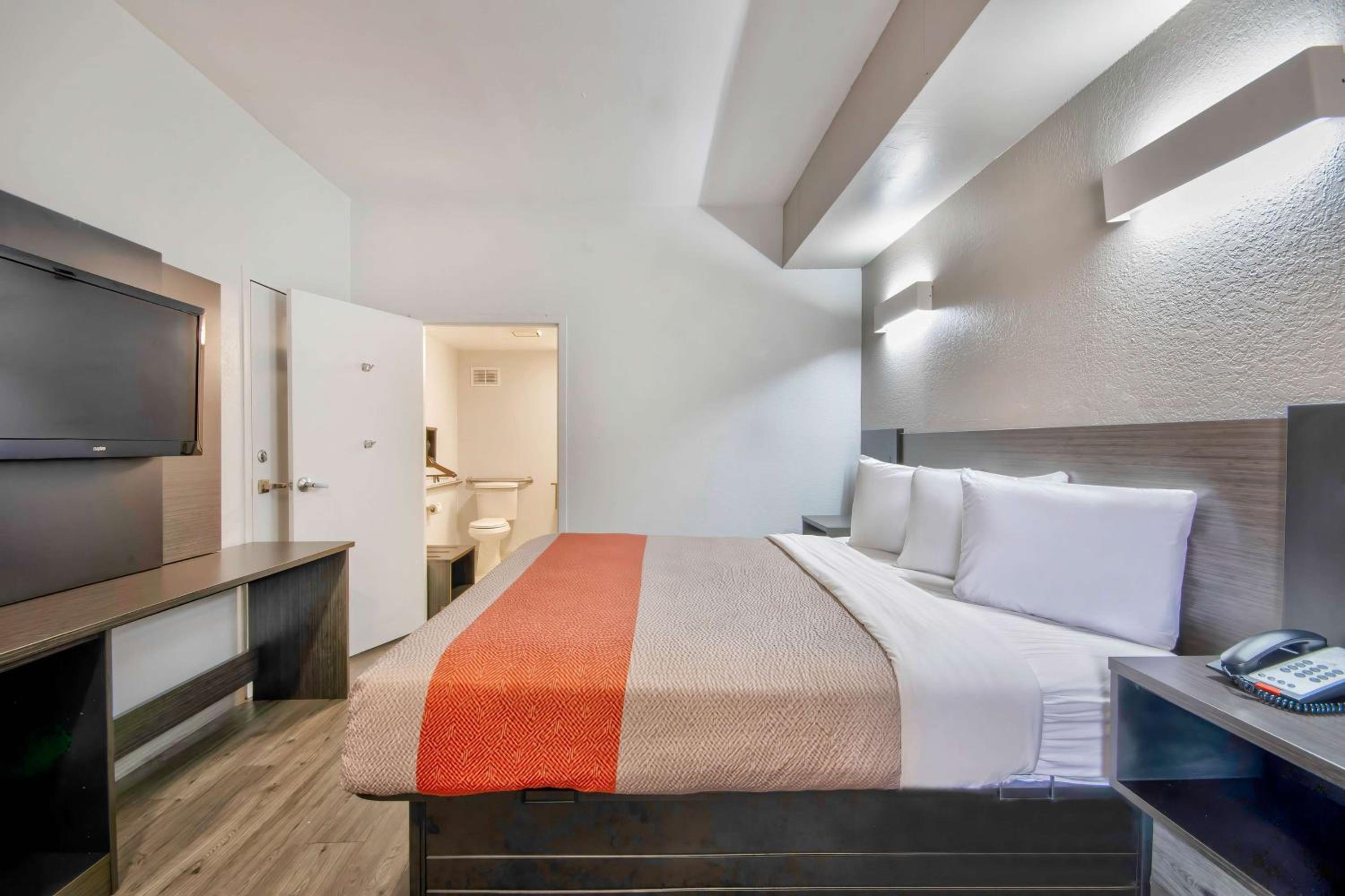 1 King Bed - Suite, Non-Smoking, Micfridge