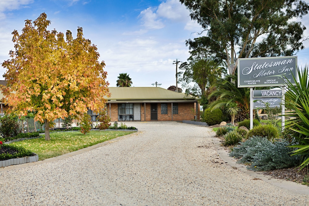 STATESMAN MOTOR INN 17/25
