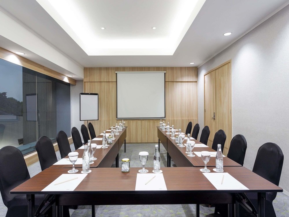 MERCURE JAKARTA SIMATUPANG 65/72