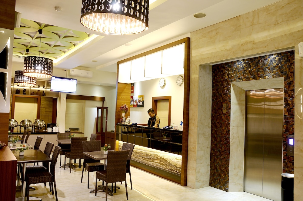 Biz Boulevard Hotel 18/21