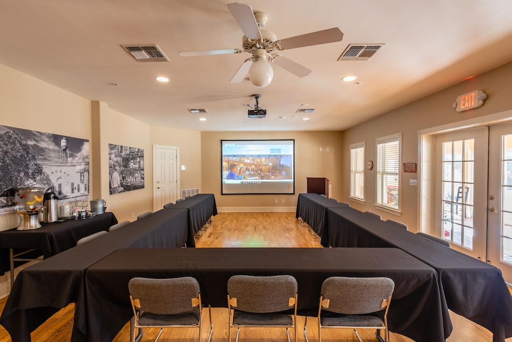 Gruene River Hotel & Retreat 30/50