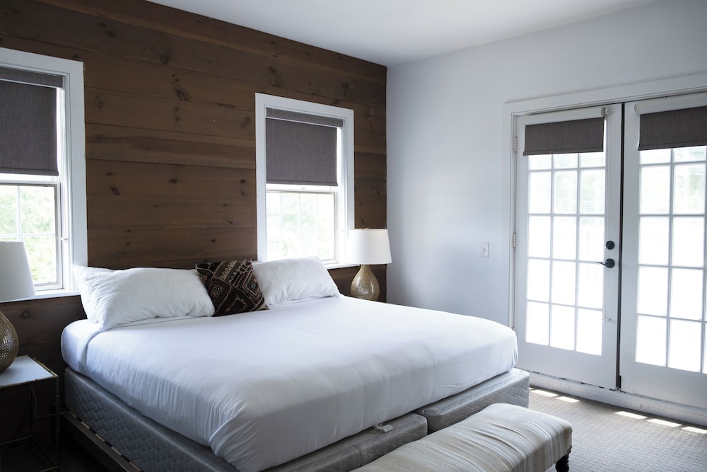 Shelter Harbor Inn 24/72